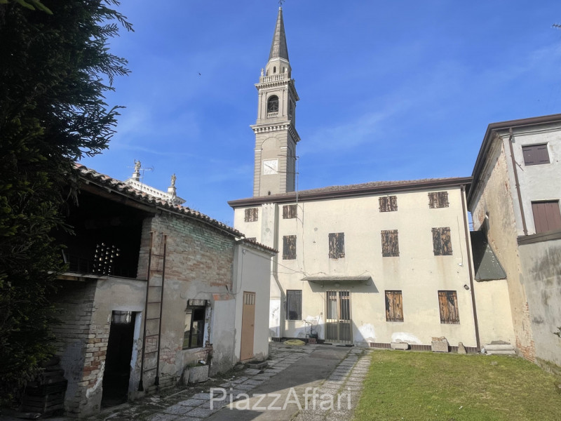* PREZZO RIBASSATO *

Campagnola di Brugine, centralissimo, di fronte alla chiesa, proponiamo in ...