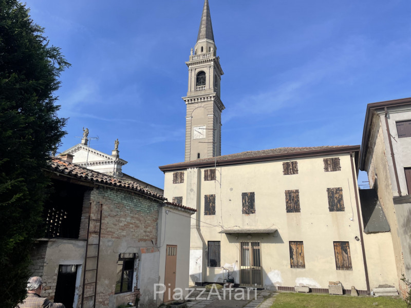 * PREZZO RIBASSATO *

Campagnola di Brugine, centralissimo, di fronte alla chiesa, proponiamo in ...