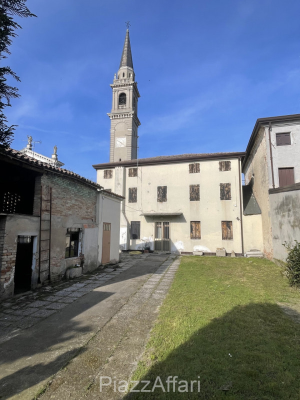* PREZZO RIBASSATO *

Campagnola di Brugine, centralissimo, di fronte alla chiesa, proponiamo in ...