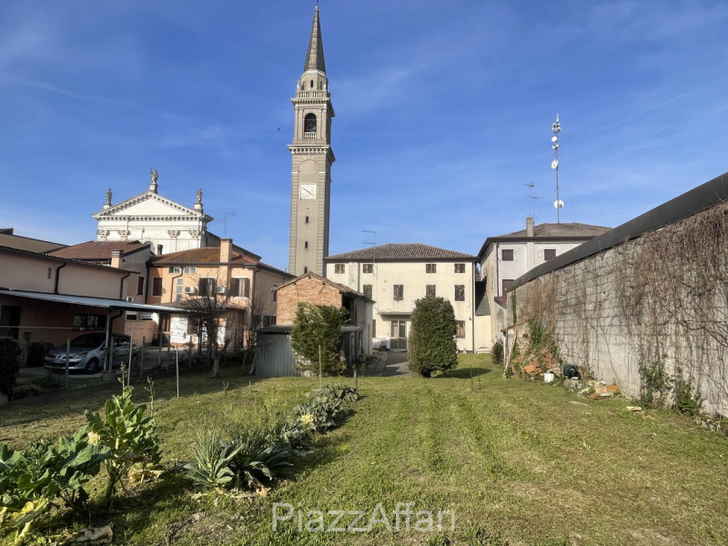 * PREZZO RIBASSATO *

Campagnola di Brugine, centralissimo, di fronte alla chiesa, proponiamo in ...