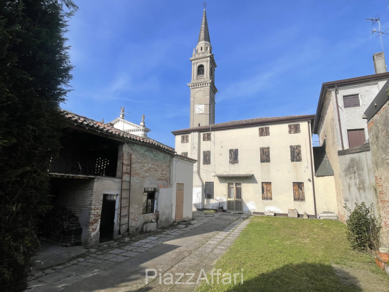 * PREZZO RIBASSATO *

Campagnola di Brugine, centralissimo, di fronte alla chiesa, proponiamo in ...