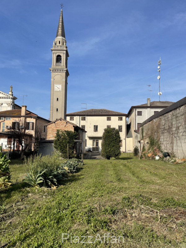 * PREZZO RIBASSATO *

Campagnola di Brugine, centralissimo, di fronte alla chiesa, proponiamo in ...