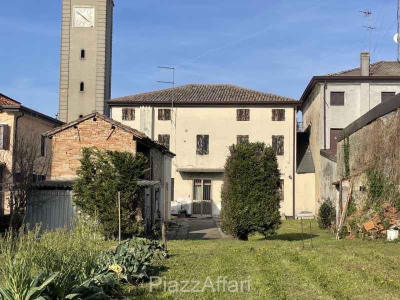 * PREZZO RIBASSATO *

Campagnola di Brugine, centralissimo, di fronte alla chiesa, proponiamo in ...
