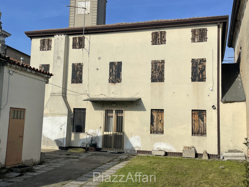 * PREZZO RIBASSATO *

Campagnola di Brugine, centralissimo, di fronte alla chiesa, proponiamo in ...