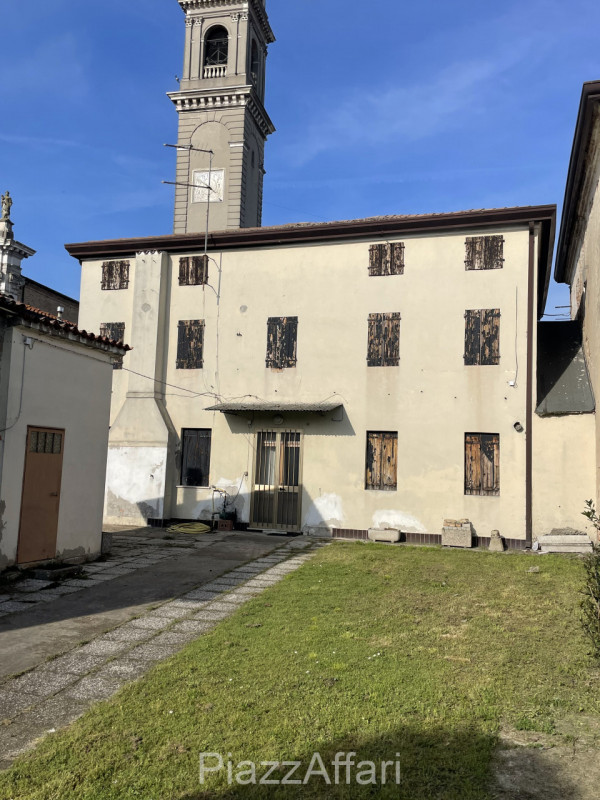 * PREZZO RIBASSATO *

Campagnola di Brugine, centralissimo, di fronte alla chiesa, proponiamo in ...