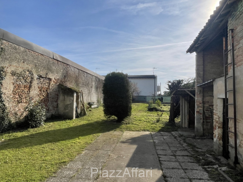 * PREZZO RIBASSATO *

Campagnola di Brugine, centralissimo, di fronte alla chiesa, proponiamo in ...