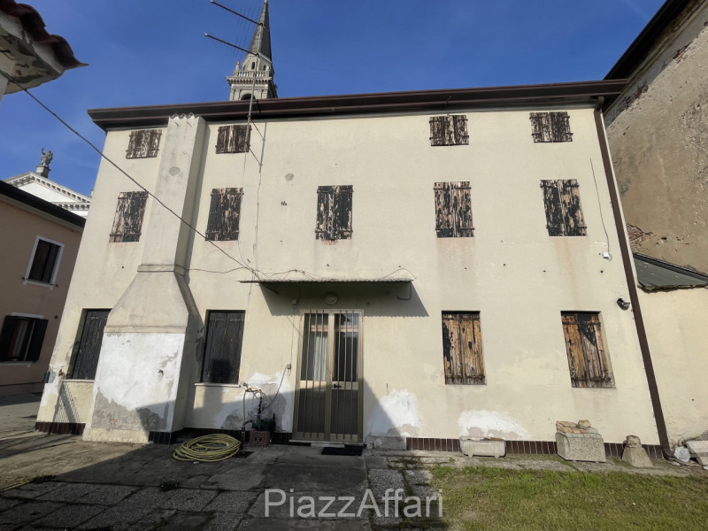 * PREZZO RIBASSATO *

Campagnola di Brugine, centralissimo, di fronte alla chiesa, proponiamo in ...