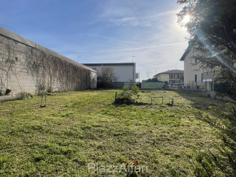 * PREZZO RIBASSATO *

Campagnola di Brugine, centralissimo, di fronte alla chiesa, proponiamo in ...