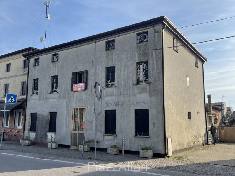 * PREZZO RIBASSATO *

Campagnola di Brugine, centralissimo, di fronte alla chiesa, proponiamo in ...
