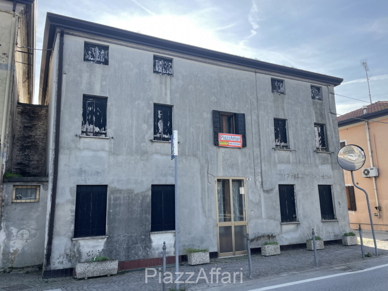 * PREZZO RIBASSATO *

Campagnola di Brugine, centralissimo, di fronte alla chiesa, proponiamo in ...