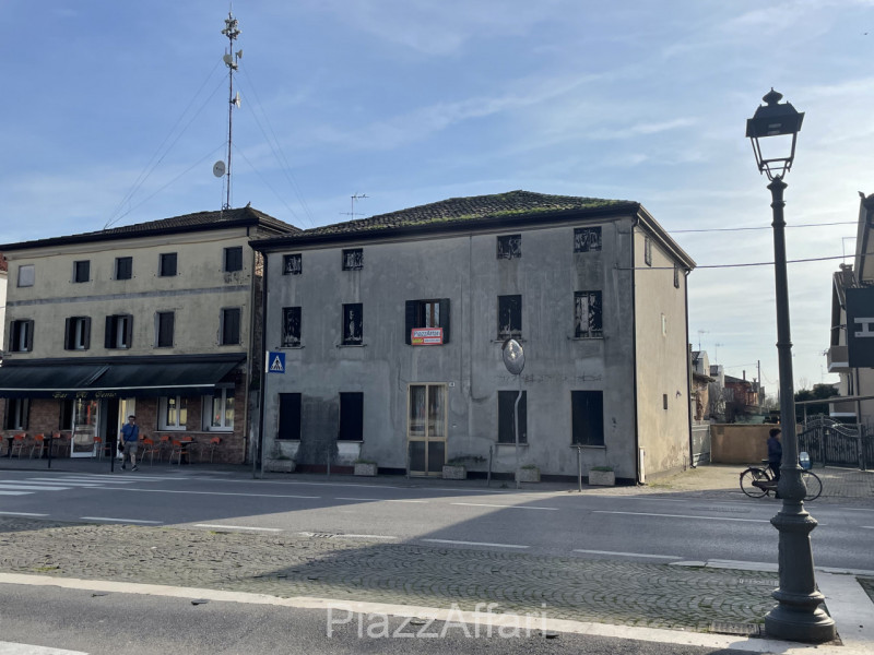 * PREZZO RIBASSATO *

Campagnola di Brugine, centralissimo, di fronte alla chiesa, proponiamo in ...