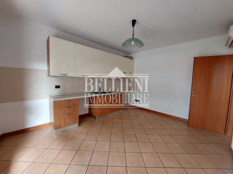 ZONA DAL MOLIN: In contesto recente e situato in zona residenziale che affaccia sul verde, propon...