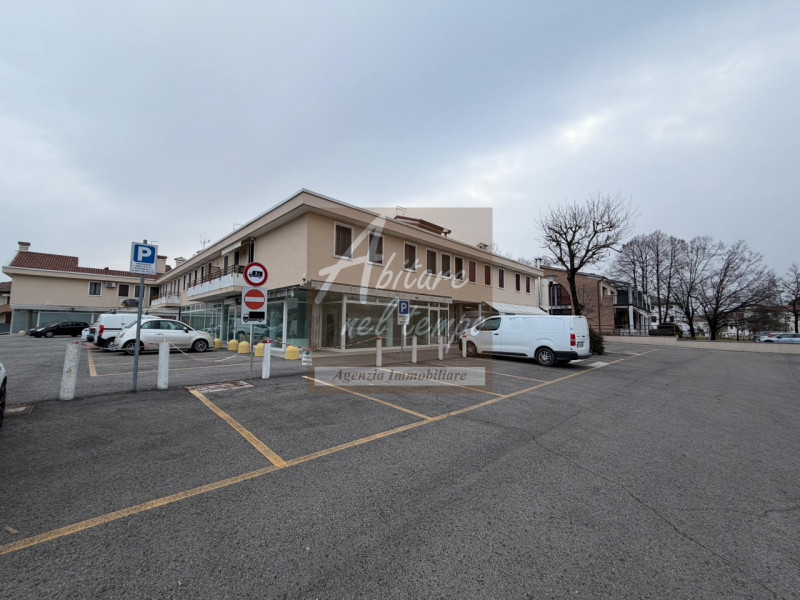 SAN GIORGIO IN BOSCO (PD) - VIA VALSUGANA

Proponiamo in locazione un locale commerciale fronte s...