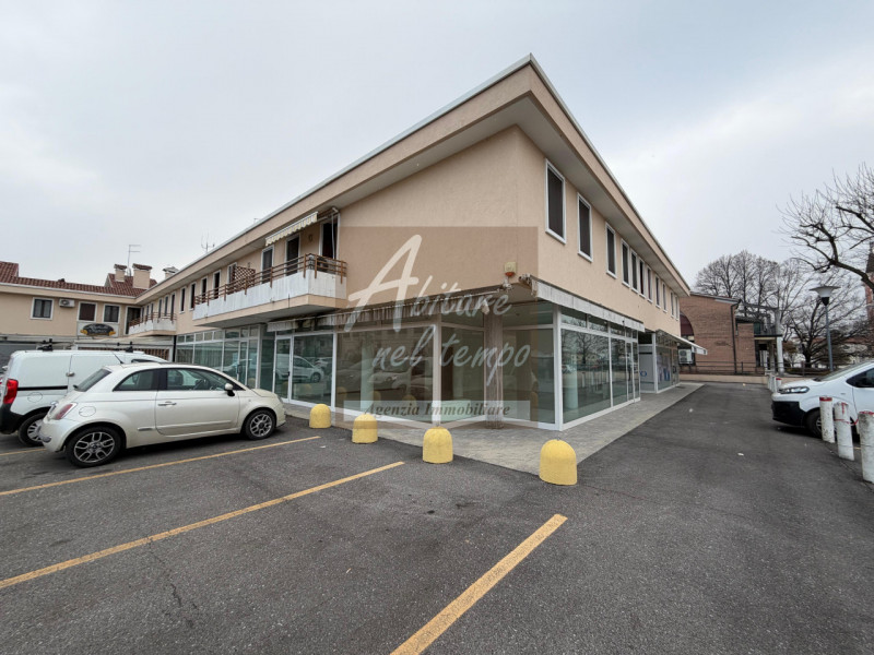 SAN GIORGIO IN BOSCO (PD) - VIA VALSUGANA

Proponiamo in locazione un locale commerciale fronte s...