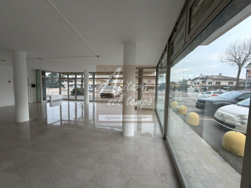 SAN GIORGIO IN BOSCO (PD) - VIA VALSUGANA

Proponiamo in locazione un locale commerciale fronte s...