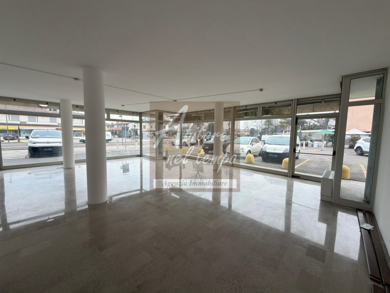 SAN GIORGIO IN BOSCO (PD) - VIA VALSUGANA

Proponiamo in locazione un locale commerciale fronte s...