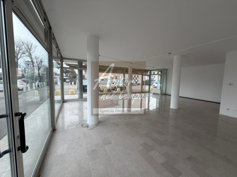 SAN GIORGIO IN BOSCO (PD) - VIA VALSUGANA

Proponiamo in locazione un locale commerciale fronte s...