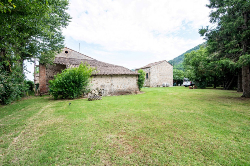 A Baone, nella rinomata Valle San Giorgio, proponiamo in vendita importante rustico di ampia metr...