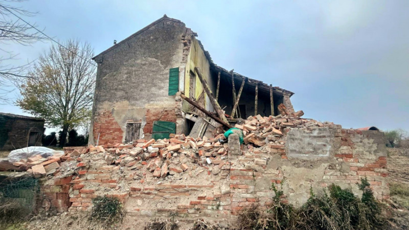 Proponiamo in vendita a Villa Estense, porzione di rustico completamente da ristrutturare, immers...