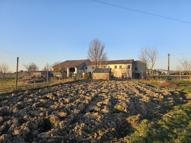 Proponiamo in vendita a Villa Estense, porzione di rustico completamente da ristrutturare, immers...