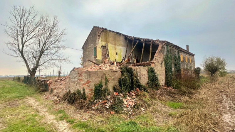 Proponiamo in vendita a Villa Estense, porzione di rustico completamente da ristrutturare, immers...