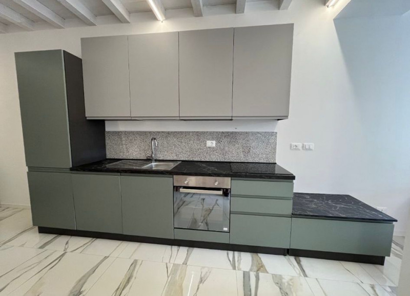 Proponiamo in affitto un elegante appartamento monolocale di circa 40 mq situato nella ricercata ...