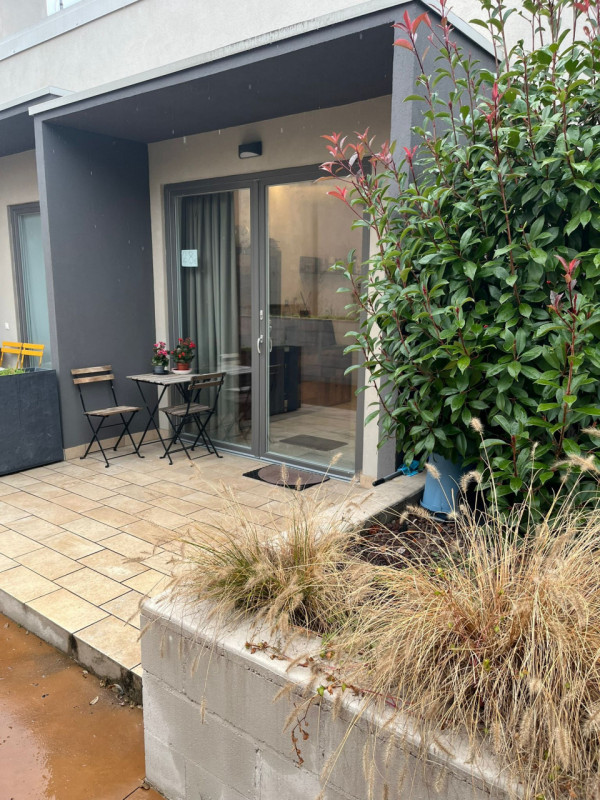 Proponiamo in affitto un elegante appartamento monolocale di circa 40 mq situato nella ricercata ...