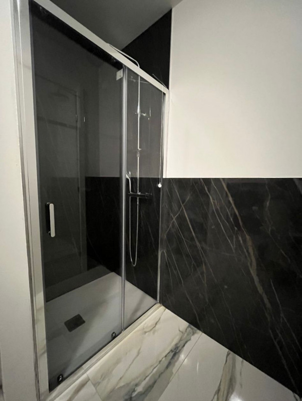 Proponiamo in affitto un elegante appartamento monolocale di circa 40 mq situato nella ricercata ...