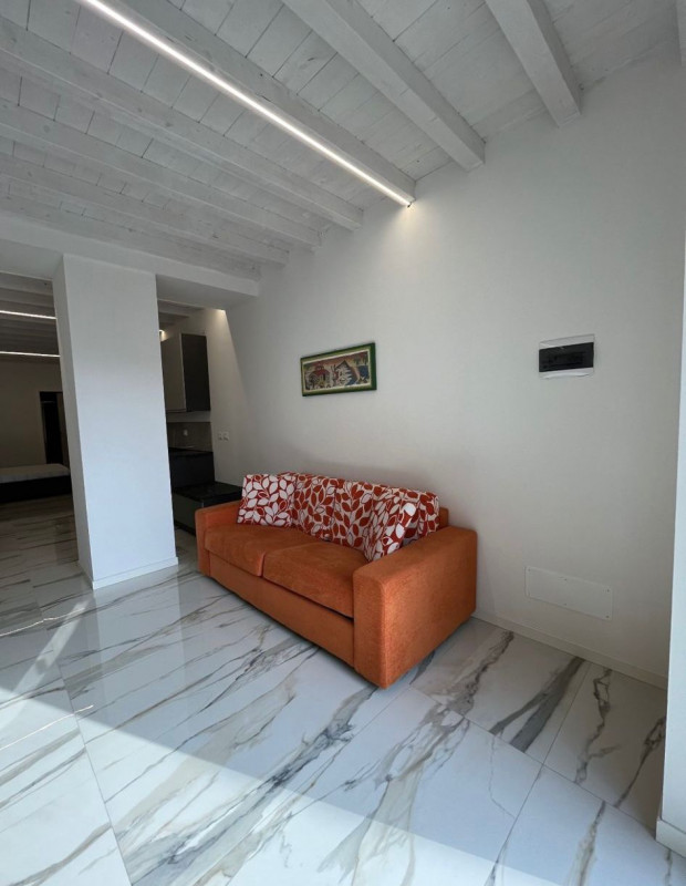 Proponiamo in affitto un elegante appartamento monolocale di circa 40 mq situato nella ricercata ...