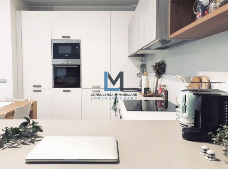 A Montebelluna, in centrale contesto residenziale e commerciale, a due passi da tutti i servizi, ...