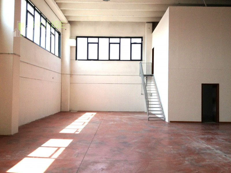 THIENE - Z.I.: CAPANNONE ARTIGIANALE di mq 650 totali, di cui mq 480 di area produttiva, mq 125 d...