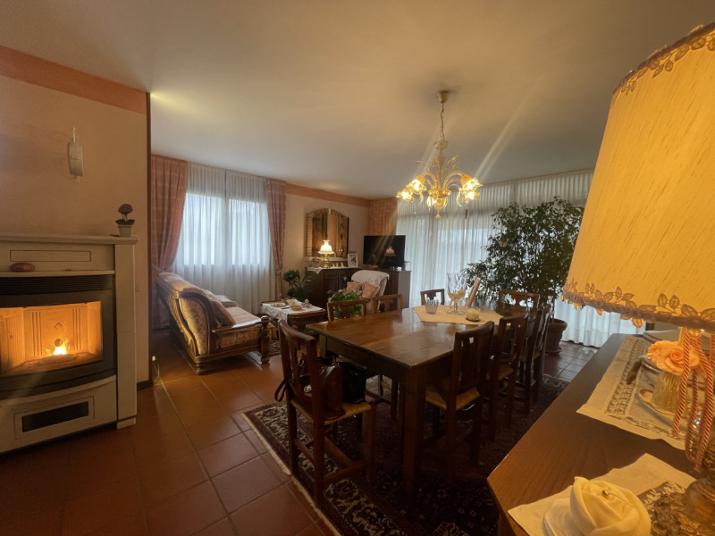 Scopri la tua nuova casa nel cuore della collina, nella splendida zona di Monteviale - Centro. Qu...