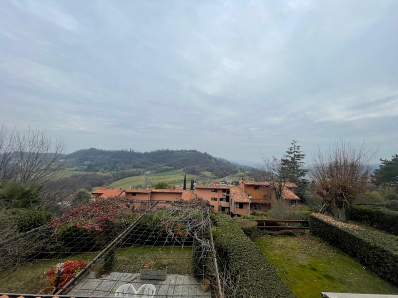 Scopri la tua nuova casa nel cuore della collina, nella splendida zona di Monteviale - Centro. Qu...
