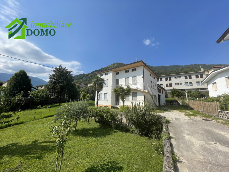 Santorso: comoda a tutti i servizi, casa singola composta da due appartamenti, piu fienile e verd...