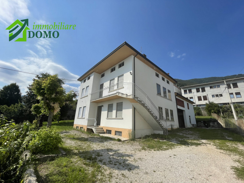 Santorso: comoda a tutti i servizi, casa singola composta da due appartamenti, piu fienile e verd...