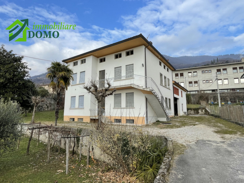 Santorso: comoda a tutti i servizi, casa singola composta da due appartamenti, piu fienile e verd...