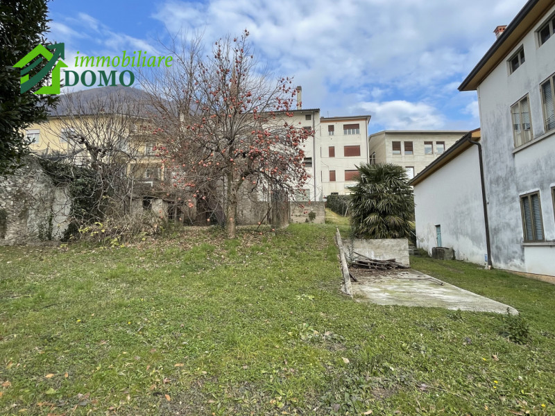 Santorso: comoda a tutti i servizi, casa singola composta da due appartamenti, piu fienile e verd...