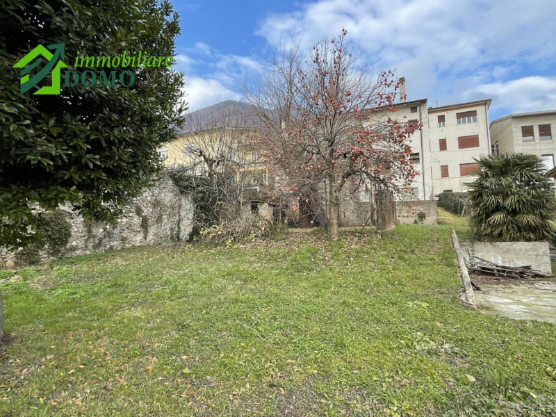 Santorso: comoda a tutti i servizi, casa singola composta da due appartamenti, piu fienile e verd...