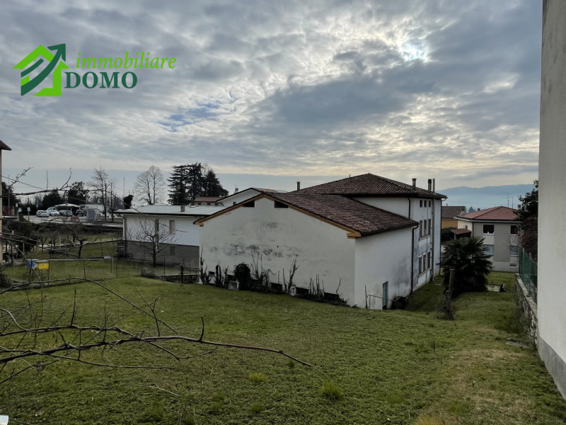 Santorso: comoda a tutti i servizi, casa singola composta da due appartamenti, piu fienile e verd...