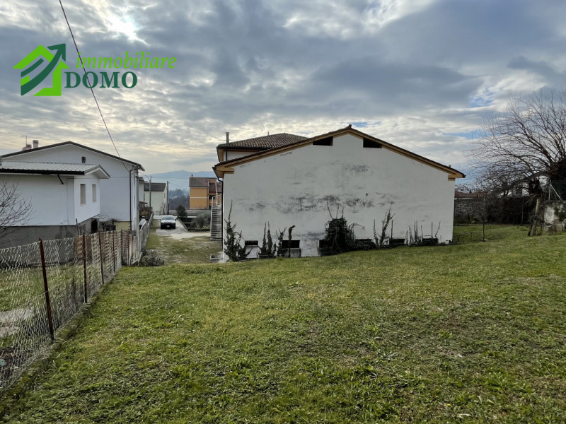 Santorso: comoda a tutti i servizi, casa singola composta da due appartamenti, piu fienile e verd...