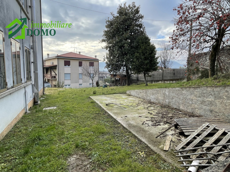 Santorso: comoda a tutti i servizi, casa singola composta da due appartamenti, piu fienile e verd...