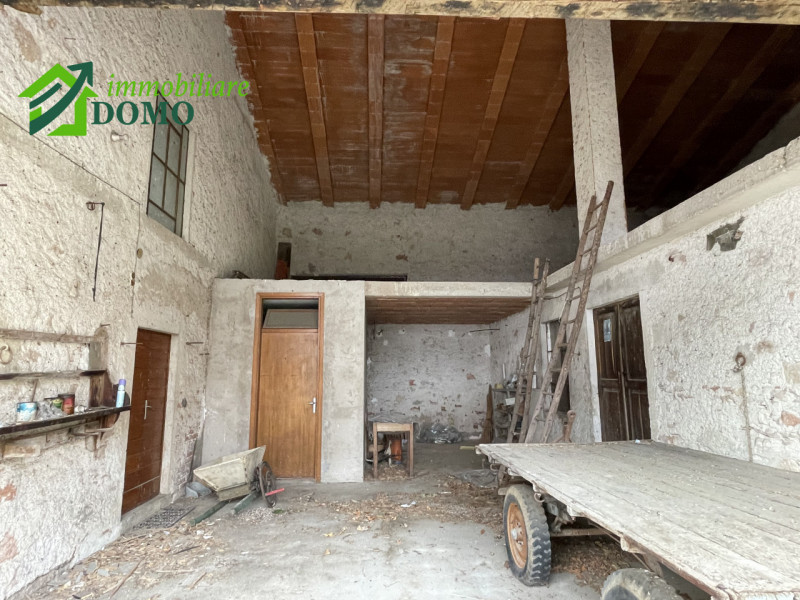 Santorso: comoda a tutti i servizi, casa singola composta da due appartamenti, piu fienile e verd...