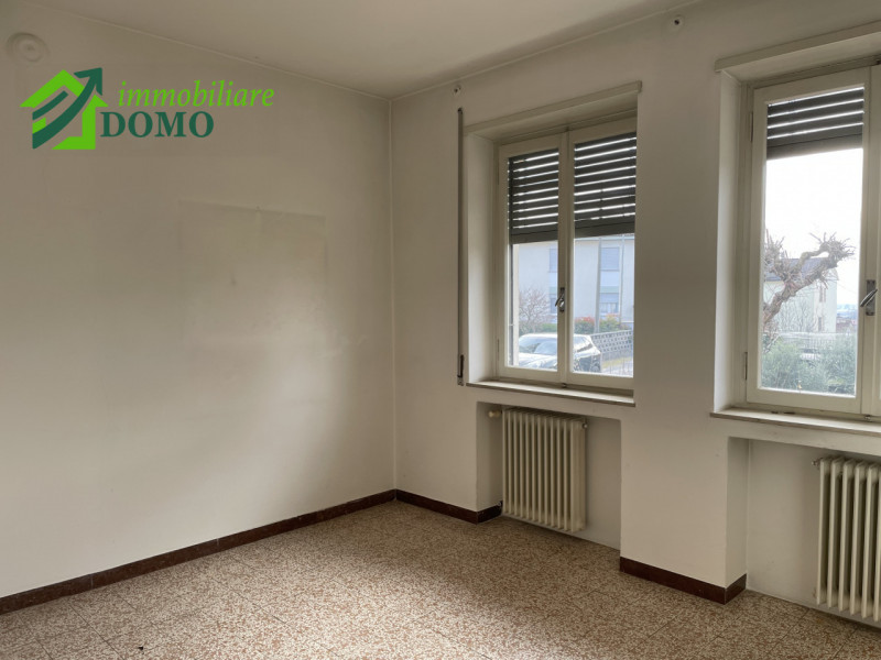 Santorso: comoda a tutti i servizi, casa singola composta da due appartamenti, piu fienile e verd...