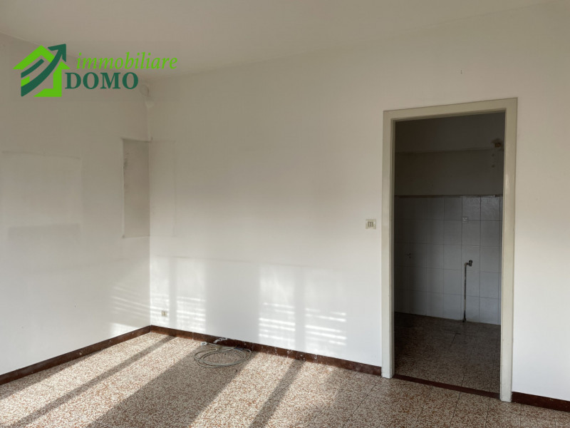 Santorso: comoda a tutti i servizi, casa singola composta da due appartamenti, piu fienile e verd...