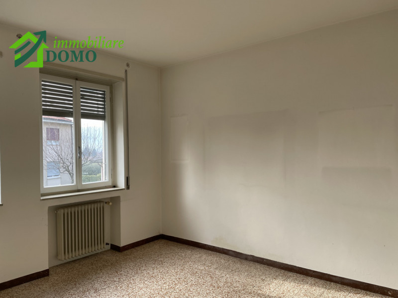 Santorso: comoda a tutti i servizi, casa singola composta da due appartamenti, piu fienile e verd...