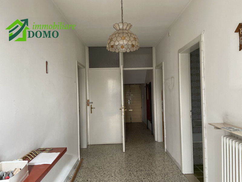 Santorso: comoda a tutti i servizi, casa singola composta da due appartamenti, piu fienile e verd...