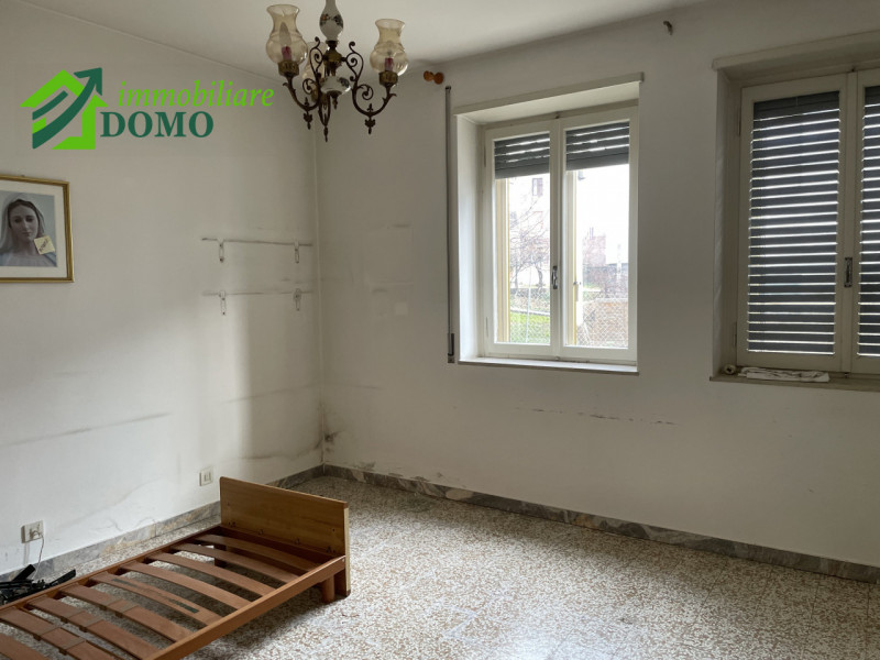 Santorso: comoda a tutti i servizi, casa singola composta da due appartamenti, piu fienile e verd...