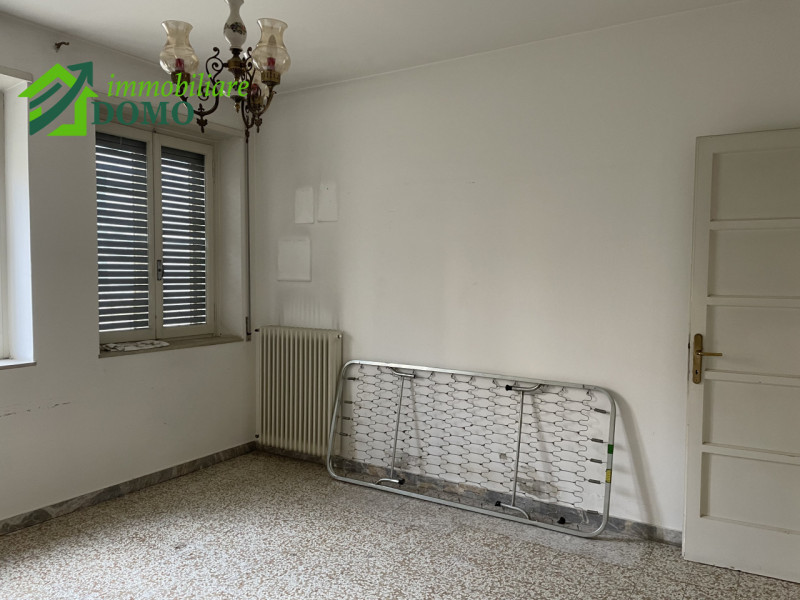 Santorso: comoda a tutti i servizi, casa singola composta da due appartamenti, piu fienile e verd...