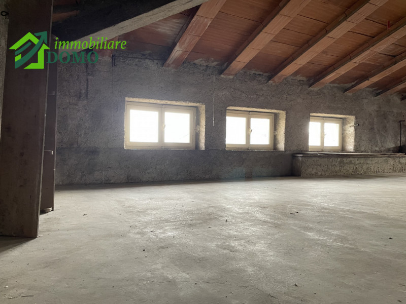 Santorso: comoda a tutti i servizi, casa singola composta da due appartamenti, piu fienile e verd...