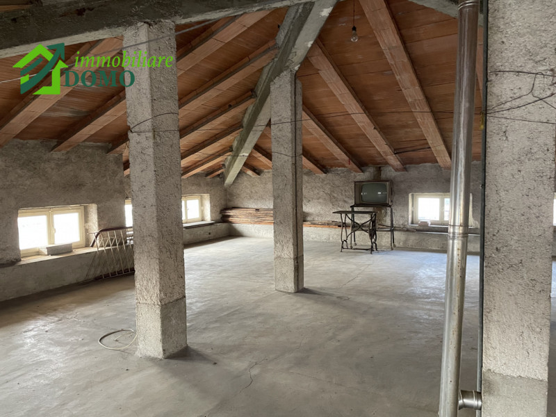 Santorso: comoda a tutti i servizi, casa singola composta da due appartamenti, piu fienile e verd...